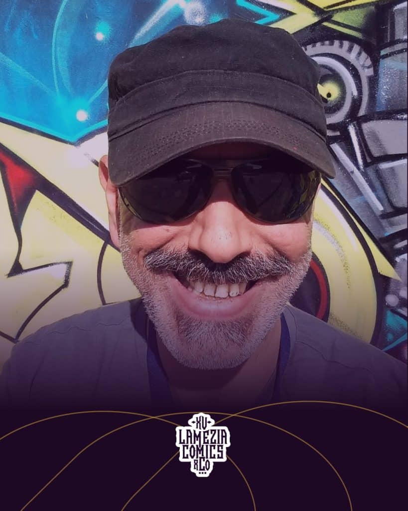 Persona con cappello e occhiali da sole sorride