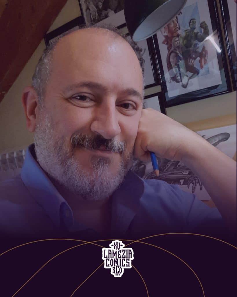 Uomo sorridente a una fiera di fumetti Lamezia Comics.