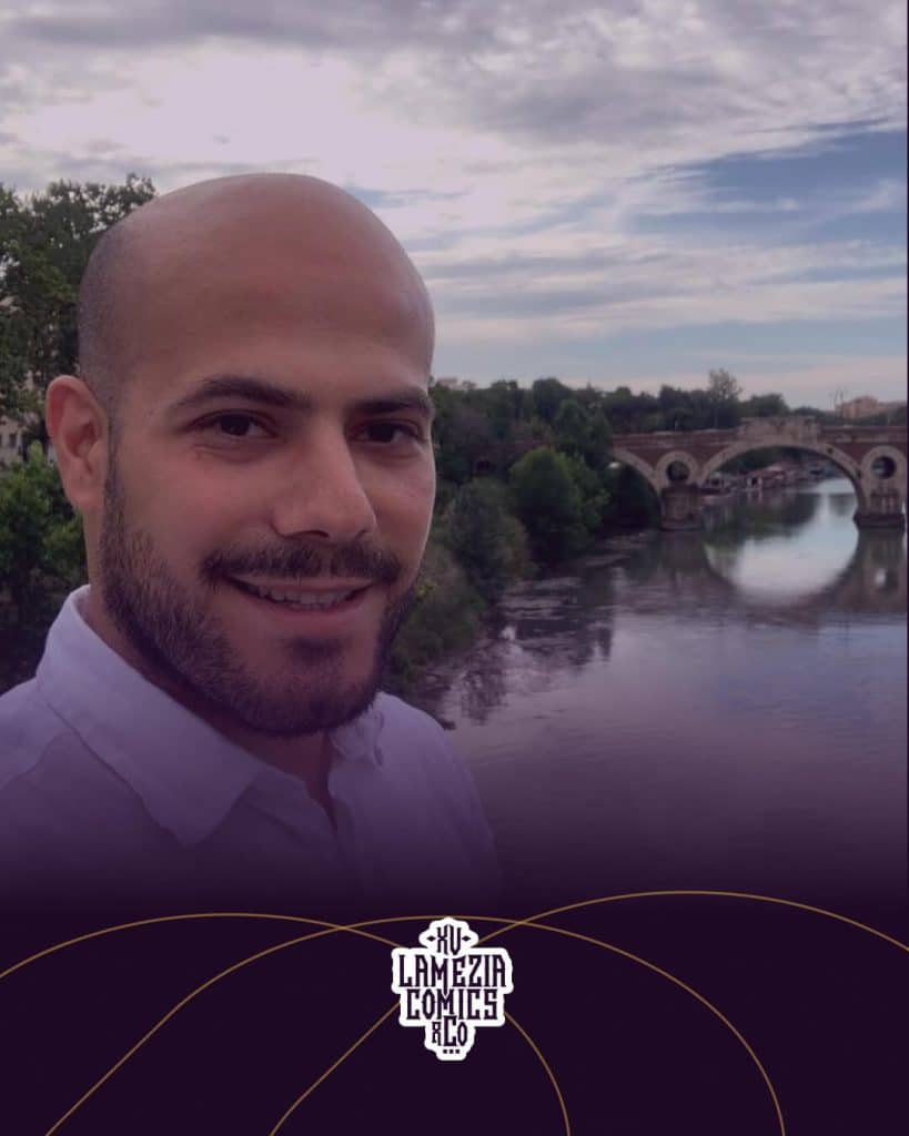 Uomo sorridente davanti a un ponte antico