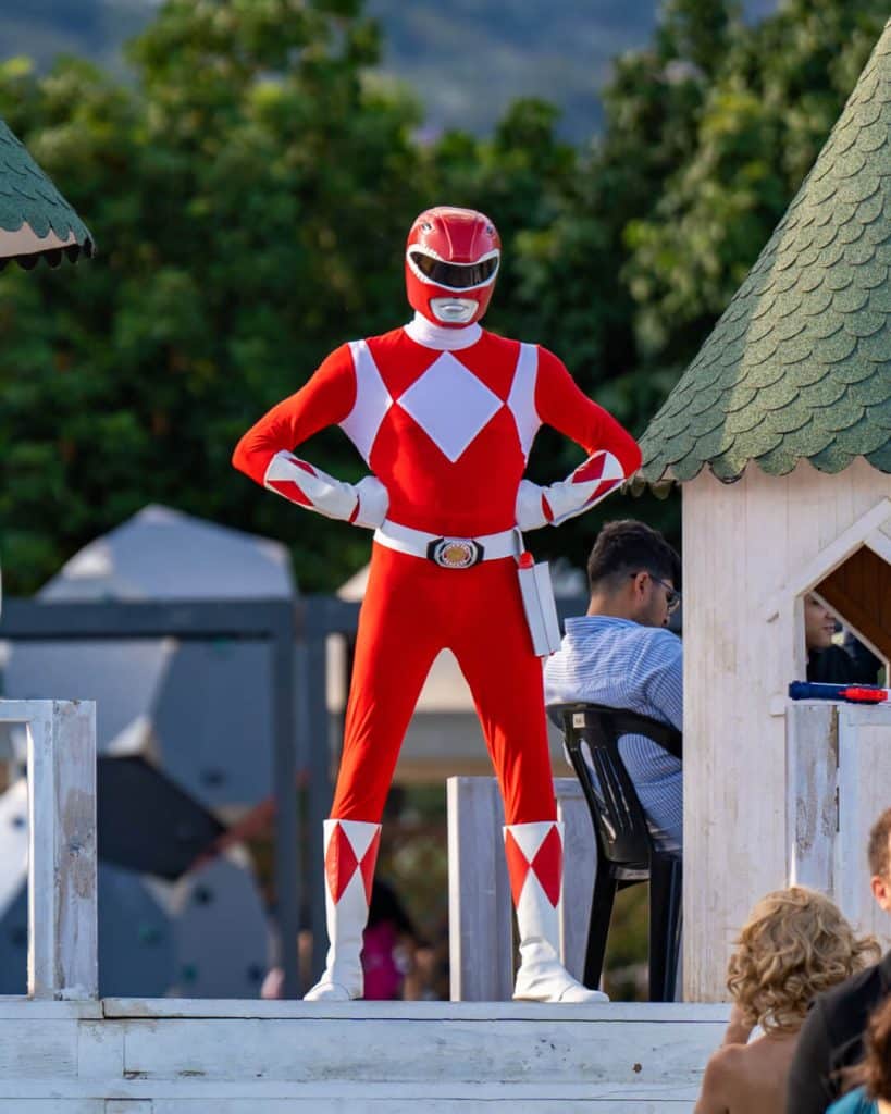 Persona in costume rosso su piattaforma scenica.