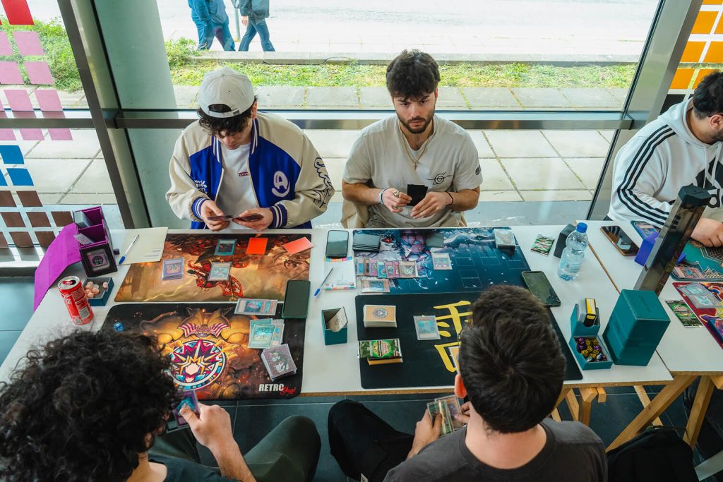 Giocatori di carte a un torneo al chiuso.