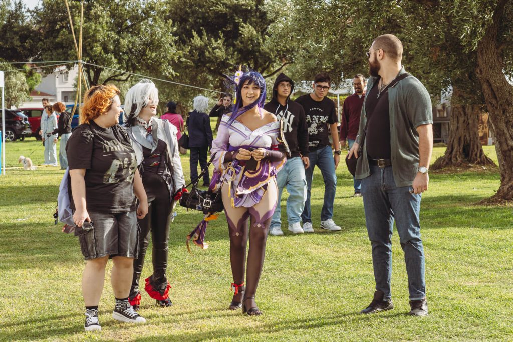 Persone in costume in un parco, evento cosplay.