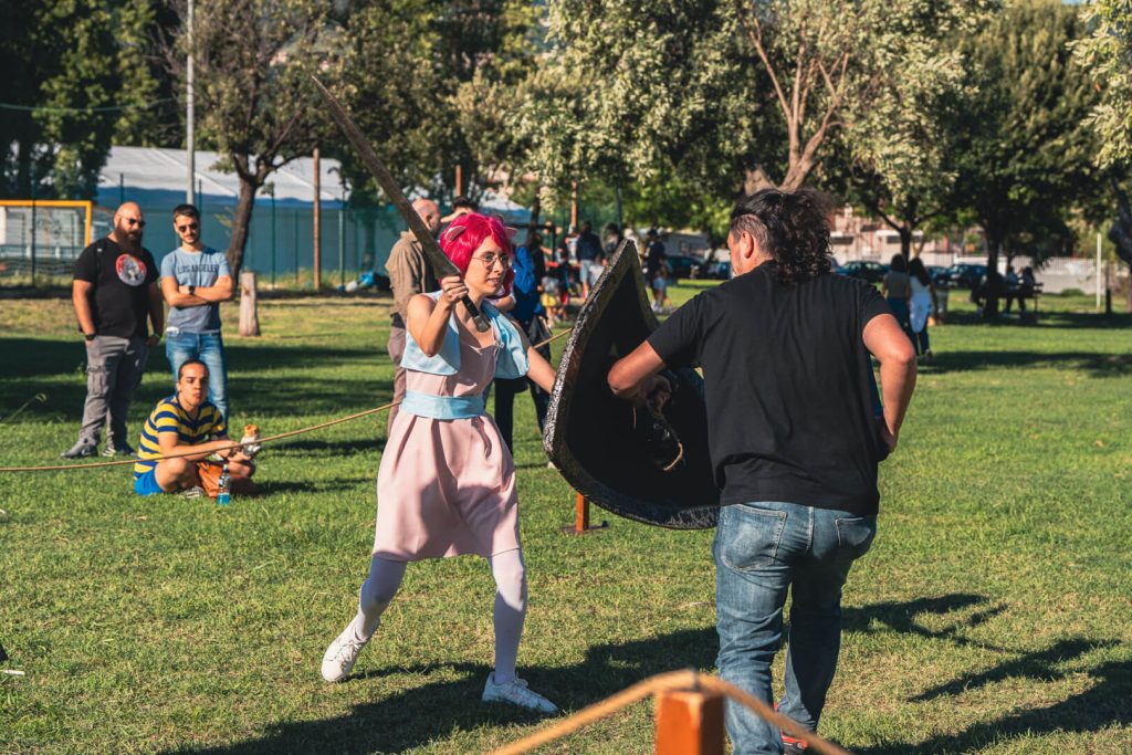 Persone scherma medievale in un parco