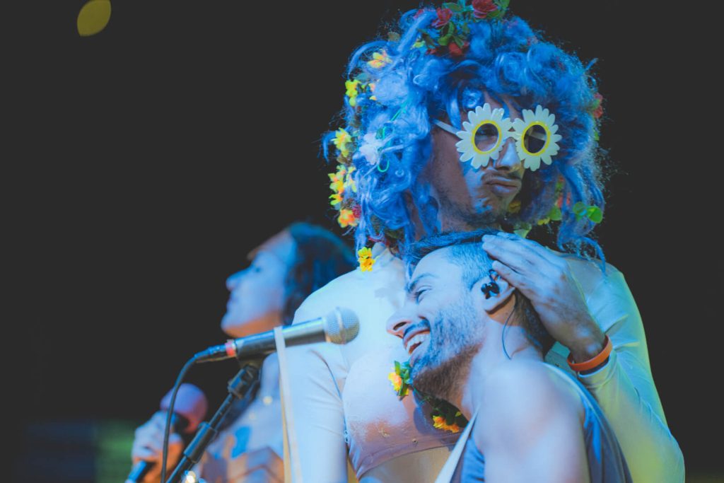 Cantanti in costume con microfono sul palco