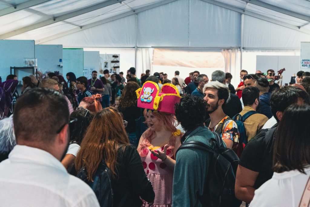 Persone in gruppo a evento cosplay
