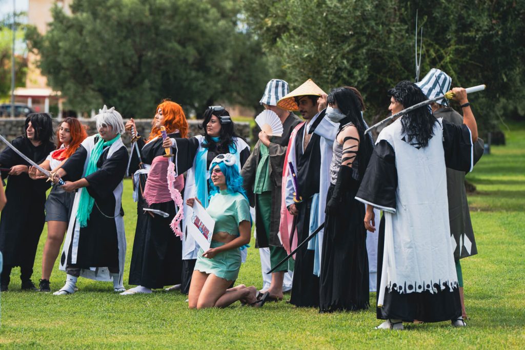 Gruppo di persone in cosplay su prato verde.