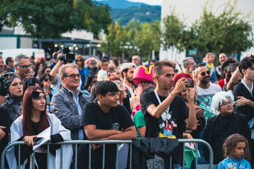 Folla di persone a un evento all'aperto