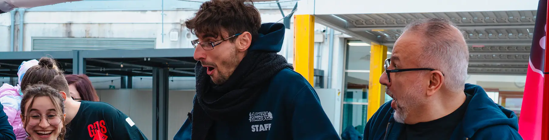 Persone sorprese durante un evento all'aperto