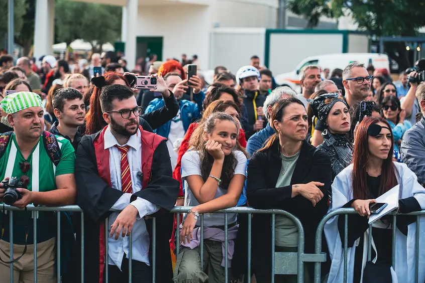 Folla in costume a un evento all'aperto