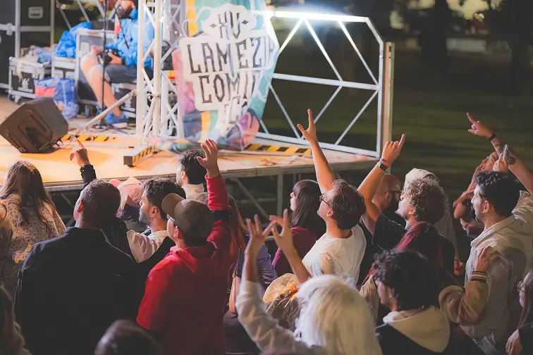 Pubblico entusiasta a un concerto all'aperto