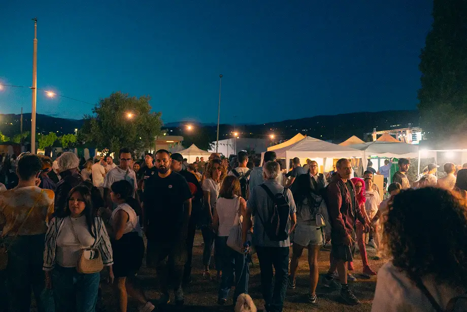 Folla a un festival serale all'aperto