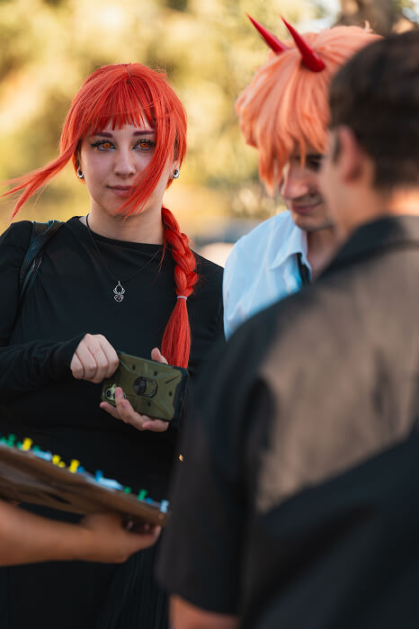 Giovani in costumi cosplay all'esterno