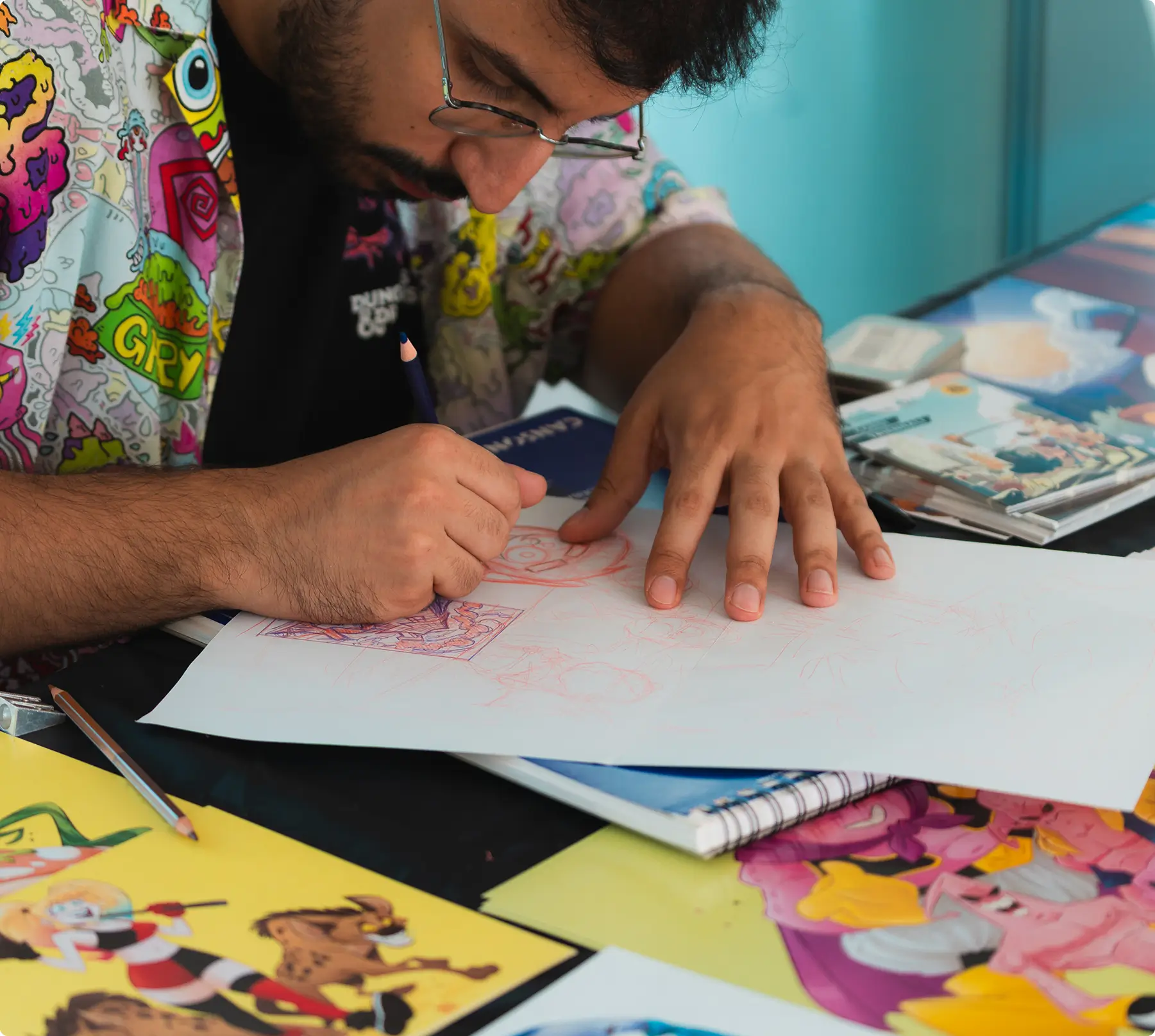 Uomo disegna fumetti su carta con attenzione