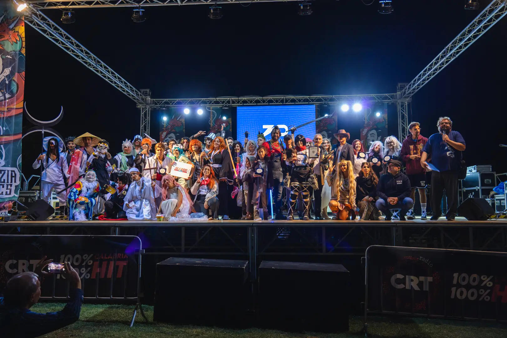 Concorso cosplay sul palco di notte