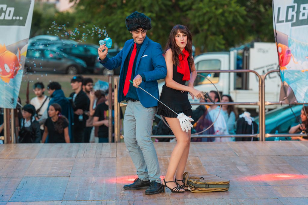 Due persone in costumi su un palco.