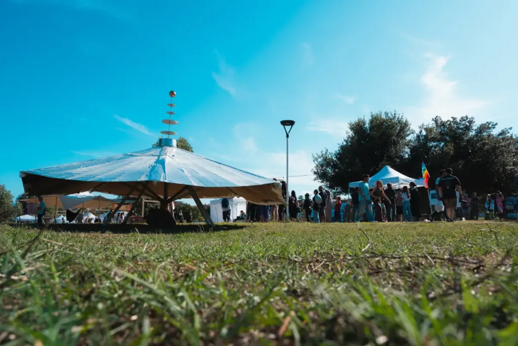 Evento all'aperto con grande tenda circolare
