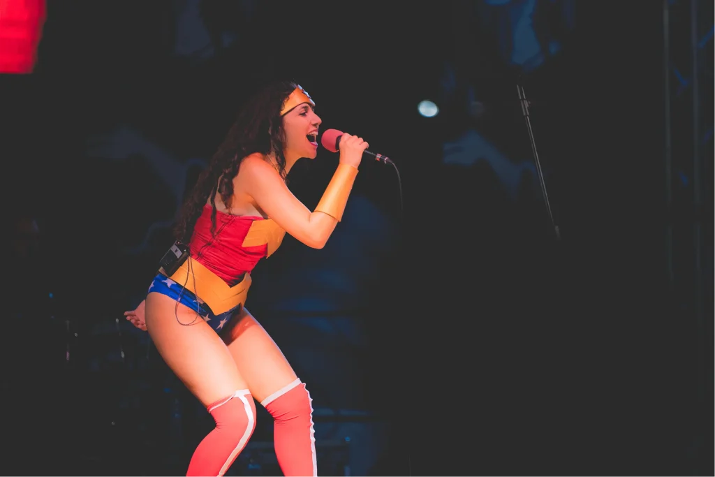 Cantante in costume da supereroina sul palco