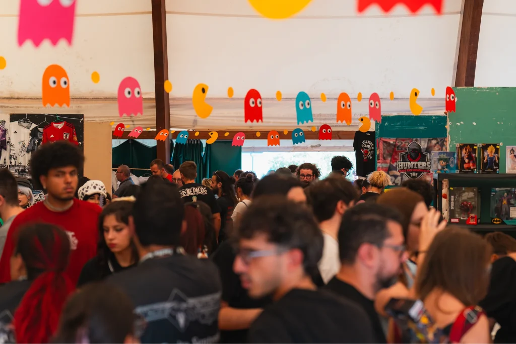 Folla a fiera con decorazioni Pac-Man colorate