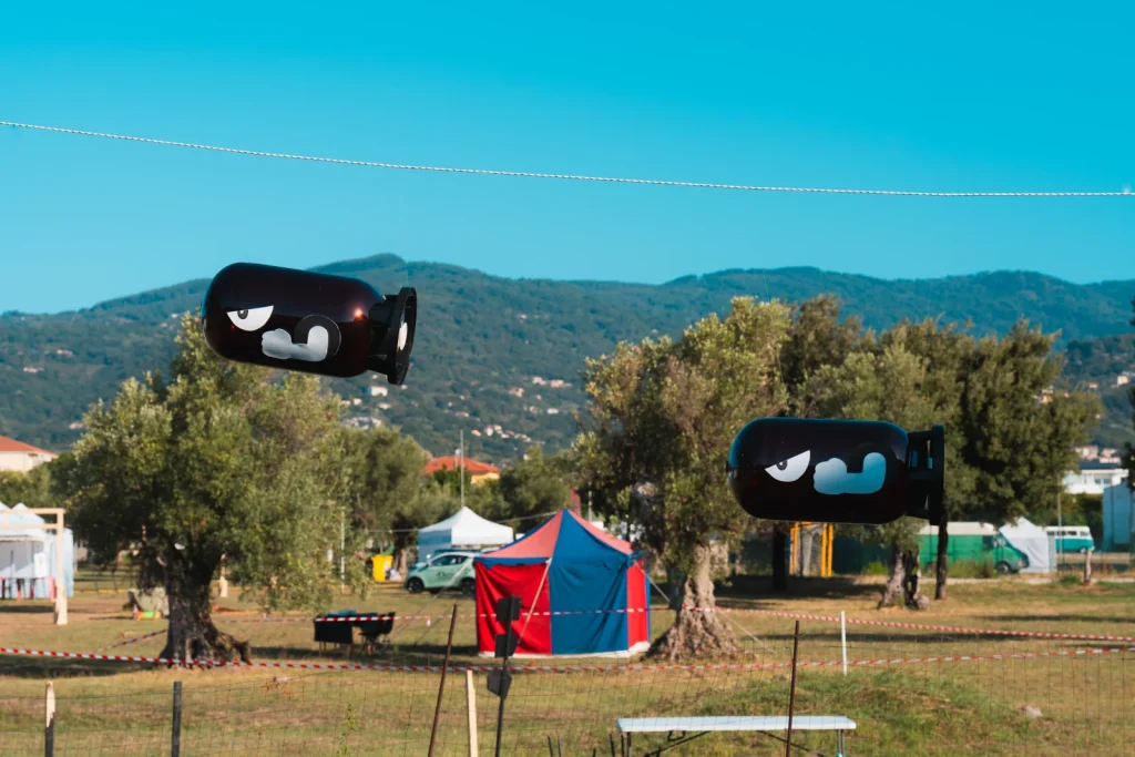 Installazione artistica con telecamere nere giganti all'aperto