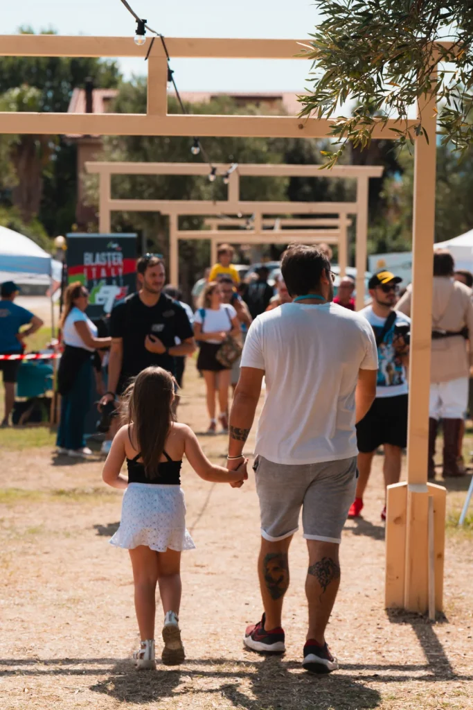 Padre e figlia a una festa all'aperto