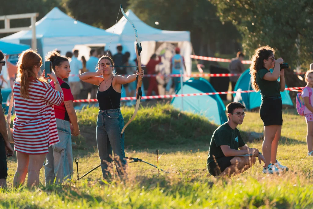 Ragazza pratica tiro con l&rsquo;arco all&rsquo;aperto