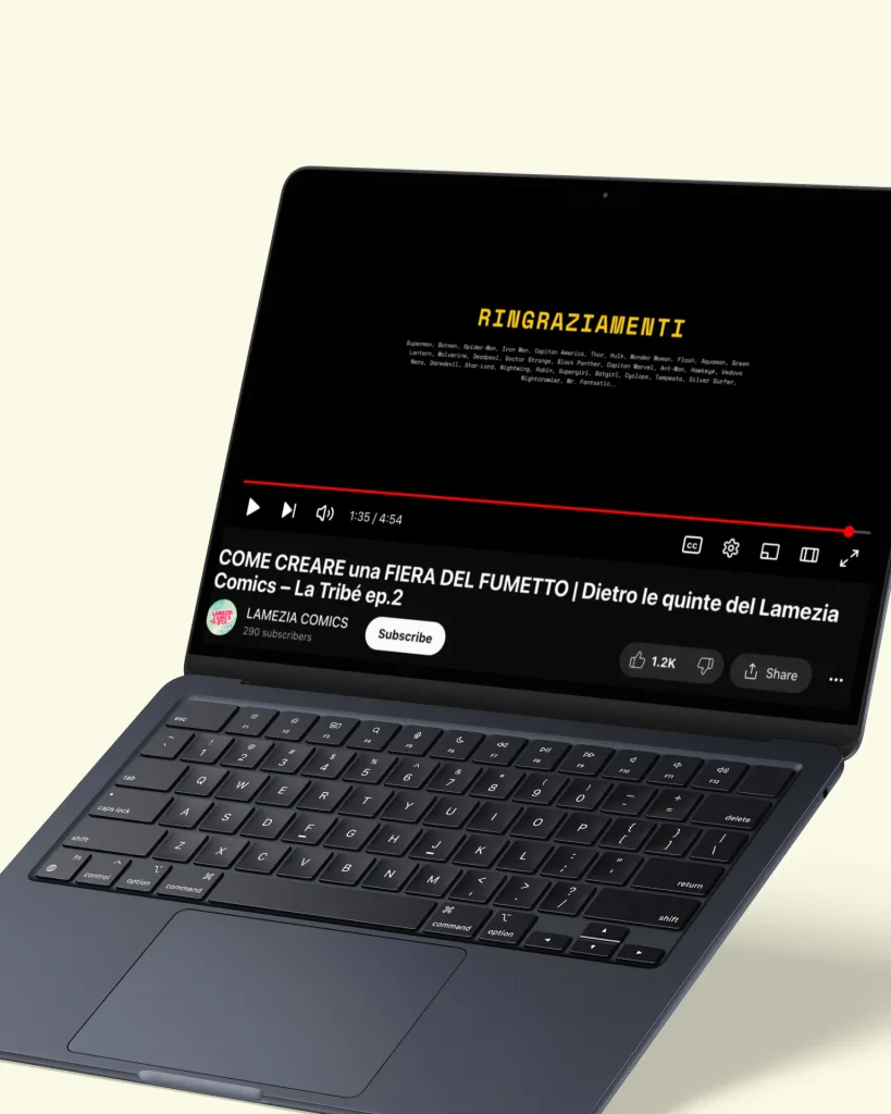 Laptop con video YouTube su fiera del fumetto