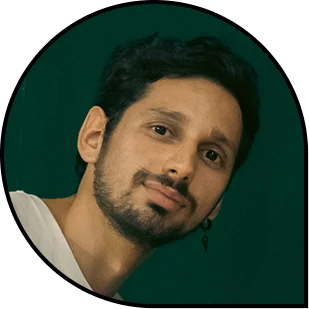 Ritratto di uomo con barba su sfondo verde