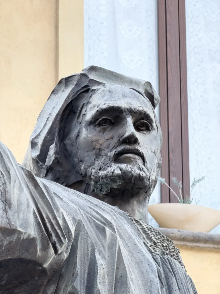 Statua di Federico II di Svevia, tappa 3 dei percorsi ludici cittadini del Lamezia Comics & Co... 2026